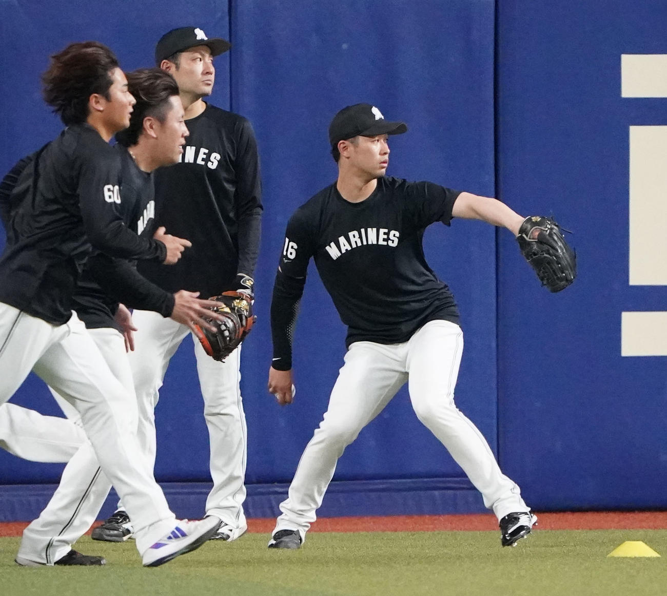 中日対ロッテ　試合前練習でキャッチボールをする種市（右）（撮影・森本幸一）