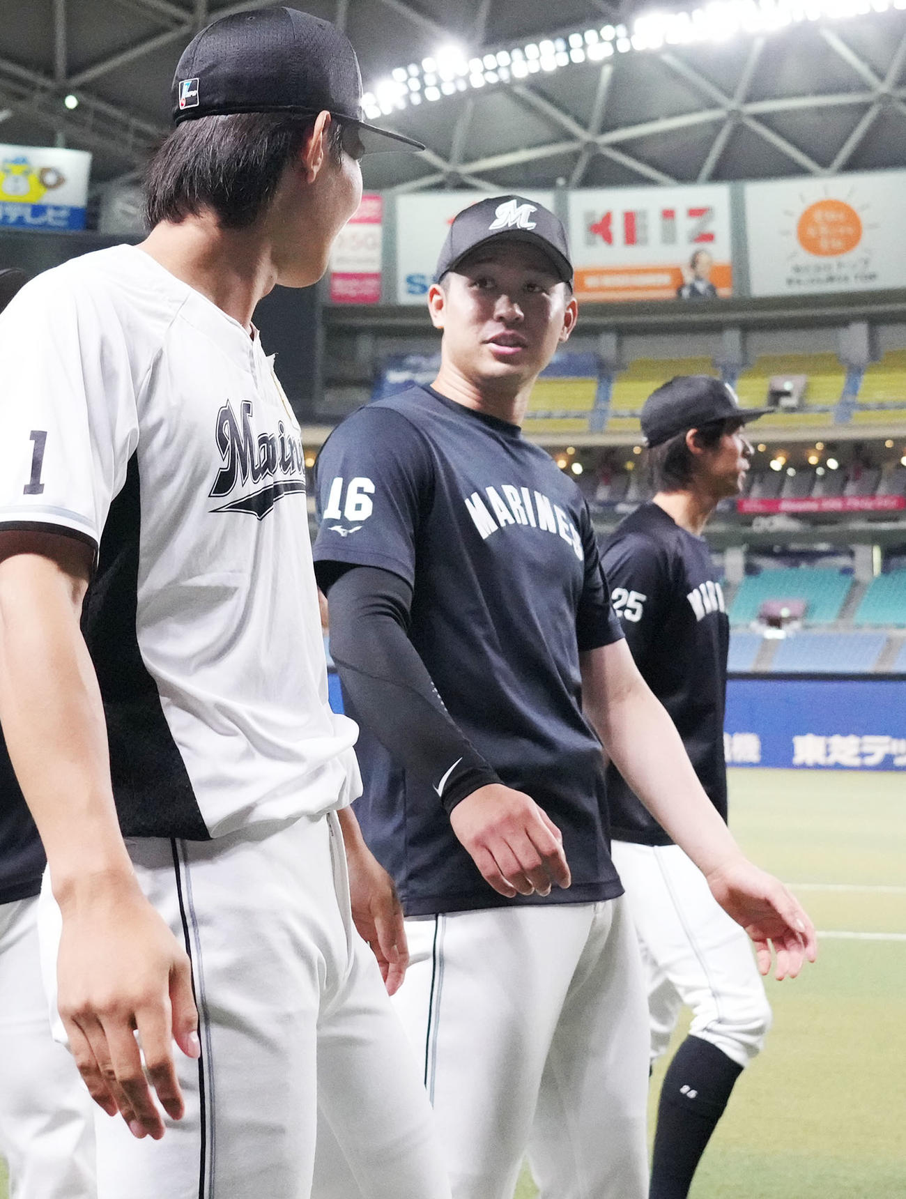 中日対ロッテ　試合前練習で藤原と言葉を交わす種市（中央）（撮影・森本幸一）