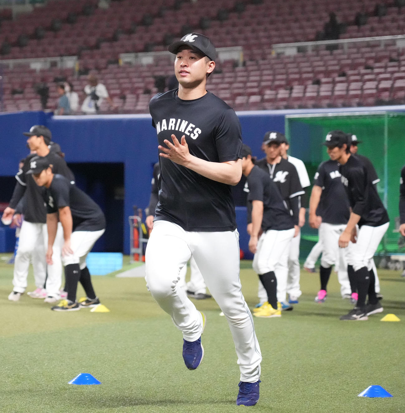 中日対ロッテ　試合前練習でランニングをする種市（撮影・森本幸一）