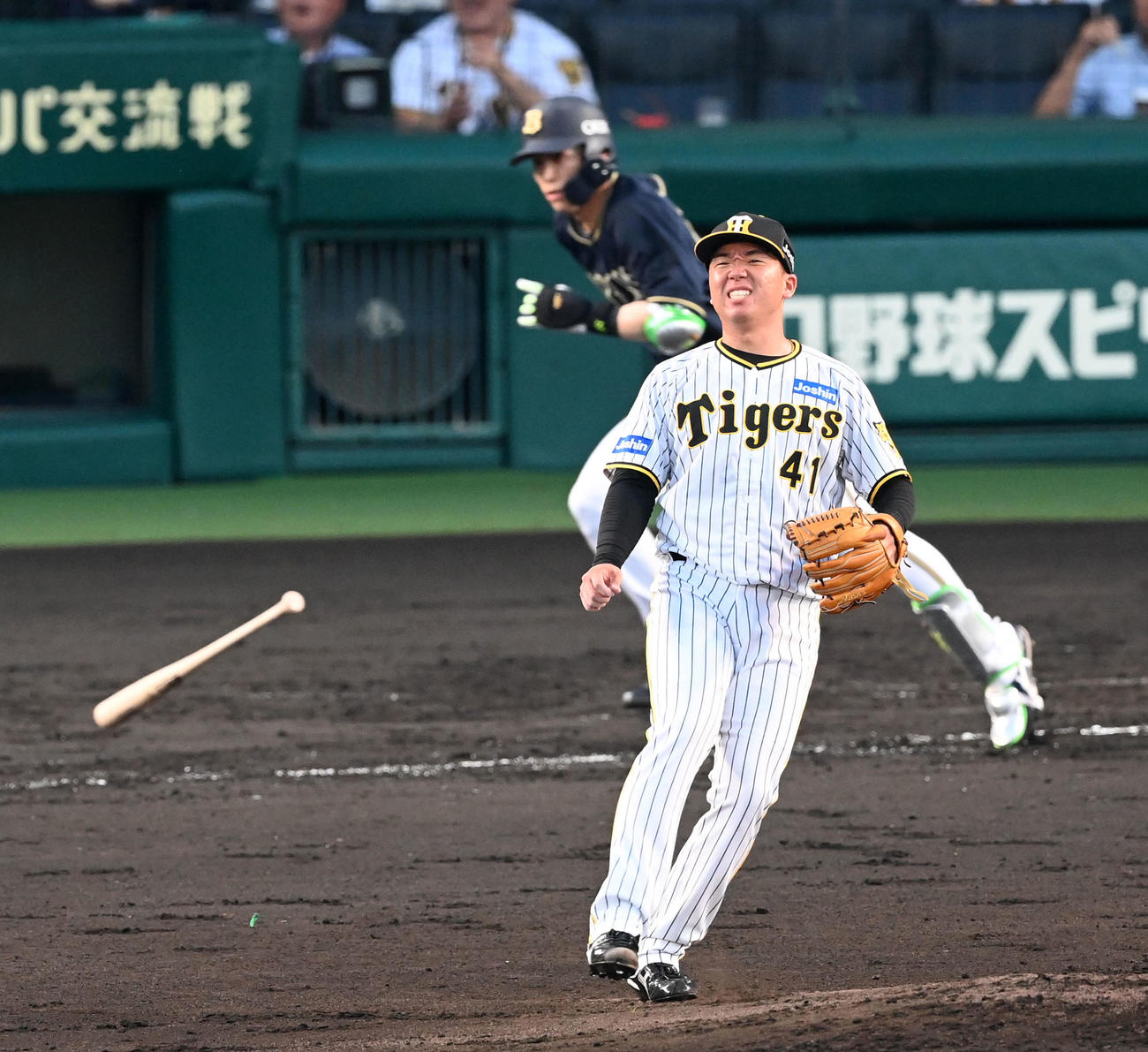 阪神対オリックス　4回表オリックス無死満塁、中川圭に先制右前適時打を打たれがっくりする阪神先発の村上（撮影・前岡正明）