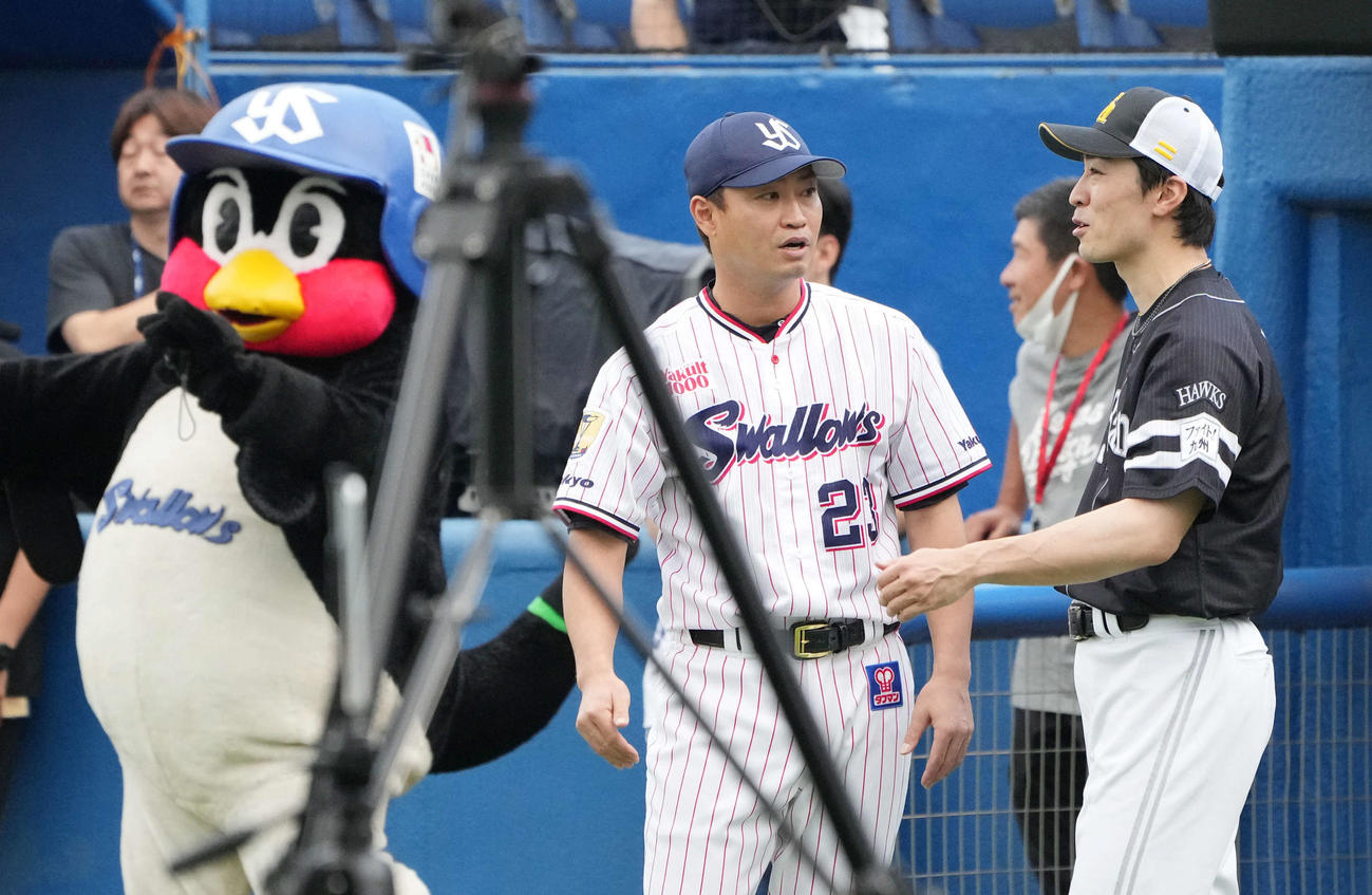 ヤクルト対ソフトバンク　試合前の練習で談笑するヤクルト青木（左）とソフトバンク和田（撮影・小沢裕）