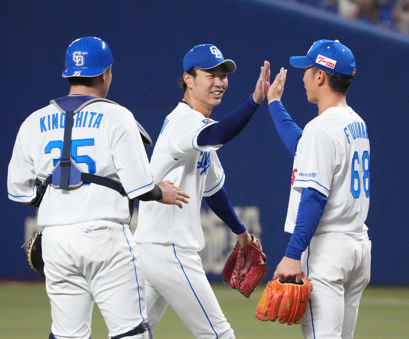 中日対ロッテ　高橋宏（中央）は初完封勝利を挙げ、笑顔でナインとタッチを交わす（中央）（撮影・森本幸一）