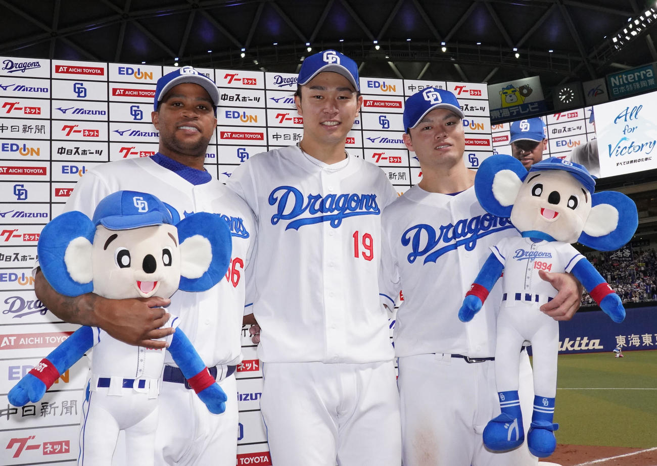 中日対ロッテ　ヒーローインタビューを終えポーズを決める（左から）ビシエド、高橋宏、細川（撮影・森本幸一）