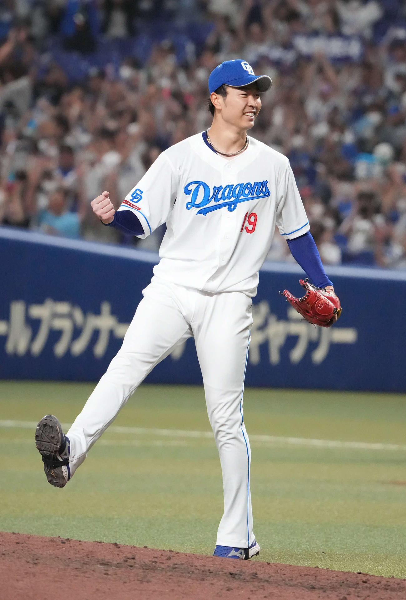 中日対ロッテ　初完封勝利に笑顔でこぶしを握る高橋宏（撮影・森本幸一）