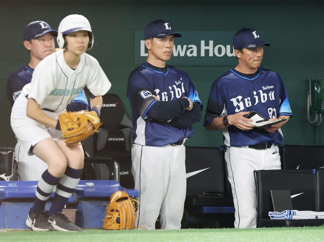 巨人対西武　戦況を見つめる西武松井監督（右から2人目）（撮影・宮地輝）