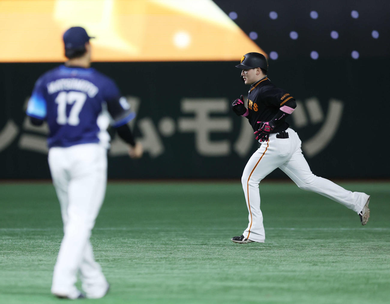 巨人対西武　4回裏巨人1死、松本（左）から中越えソロ本塁打を放ち、ダイヤモンドを回る丸（撮影・宮地輝）