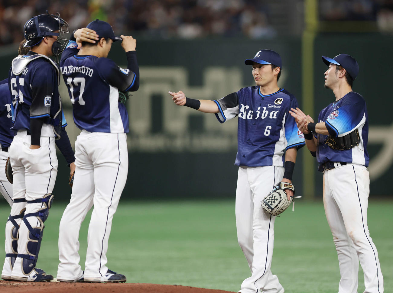 巨人対西武　1回裏巨人1死満塁、西武先発の松本（左から2人目）に声をかける源田（同3人目）（撮影・宮地輝）