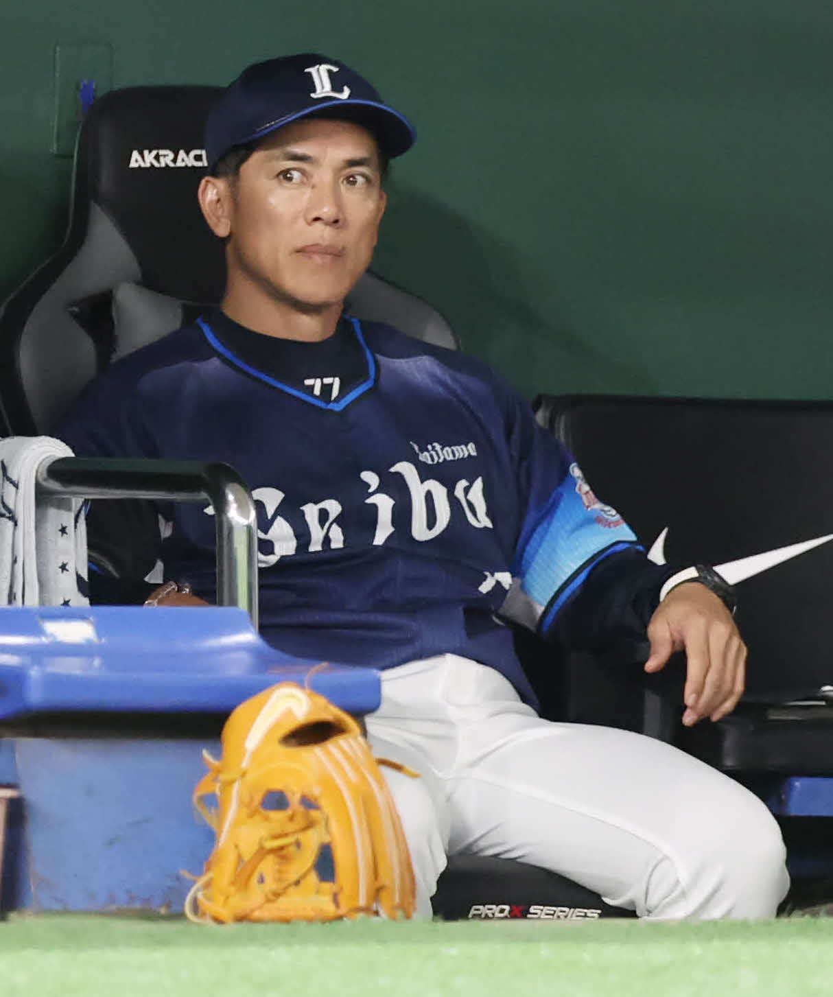 巨人対西武　ベンチから戦況を見守る西武松井監督（撮影・宮地輝）