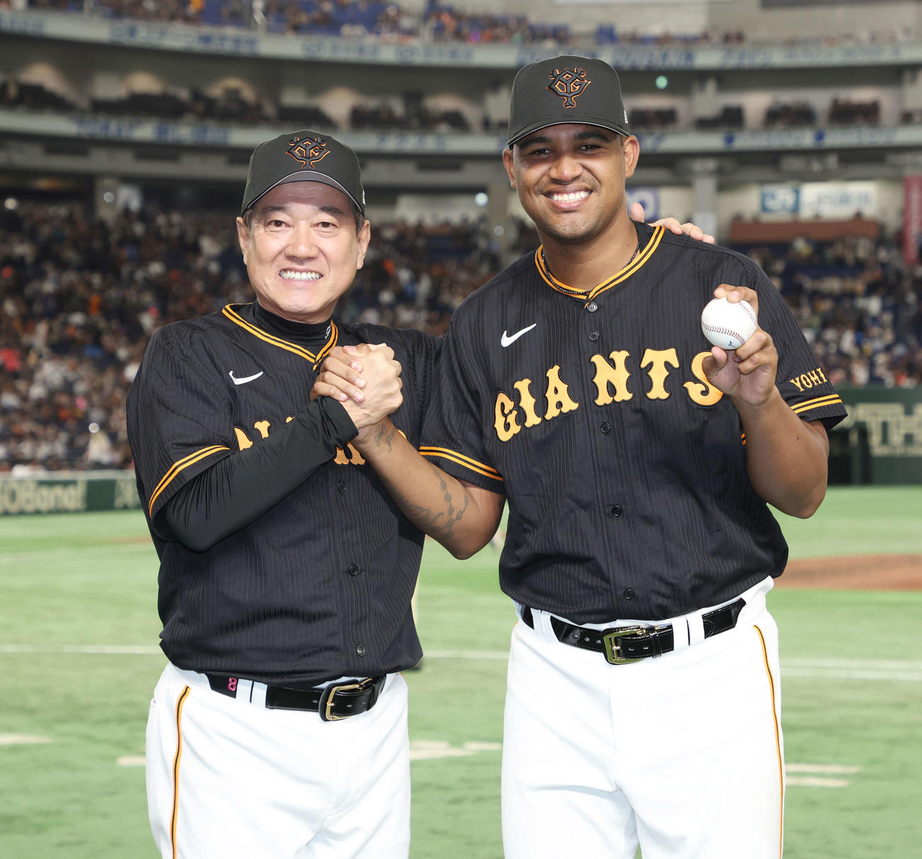 巨人対西武　初勝利を挙げ、巨人原監督（左）と笑顔で記念撮影するメンデス（撮影・宮地輝）