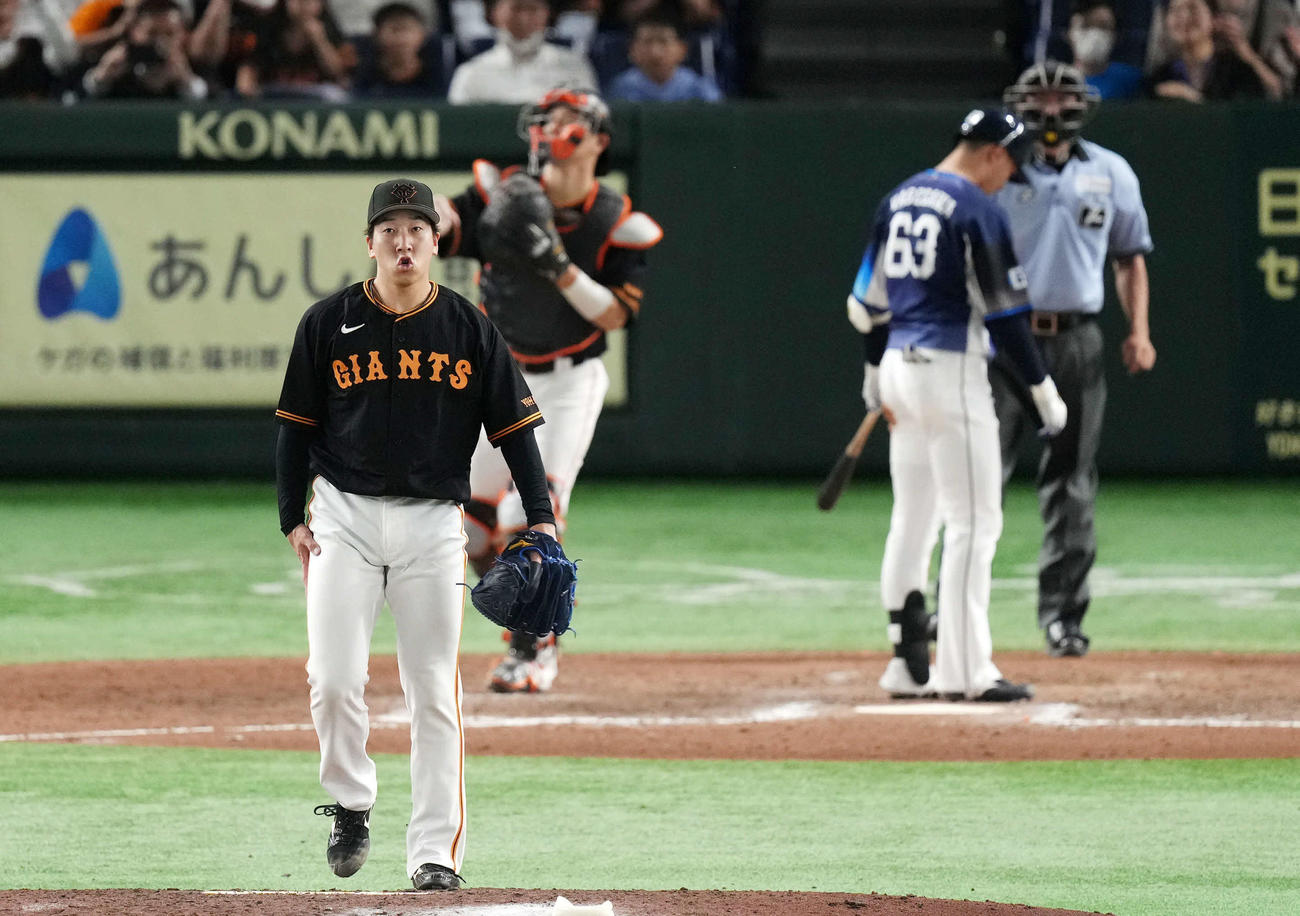 巨人対西武　9回表西武1死、長谷川を三振に仕留め気合のこもった表情を見せる大勢（撮影・横山健太）