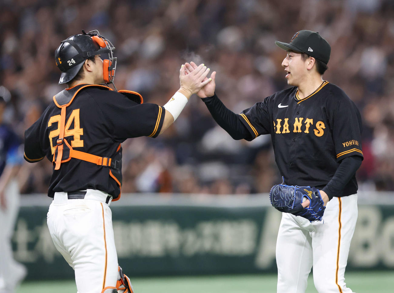 巨人対西武　9回表を抑え勝利し、巨人大城卓（左）とタッチを交わす大勢（撮影・宮地輝）