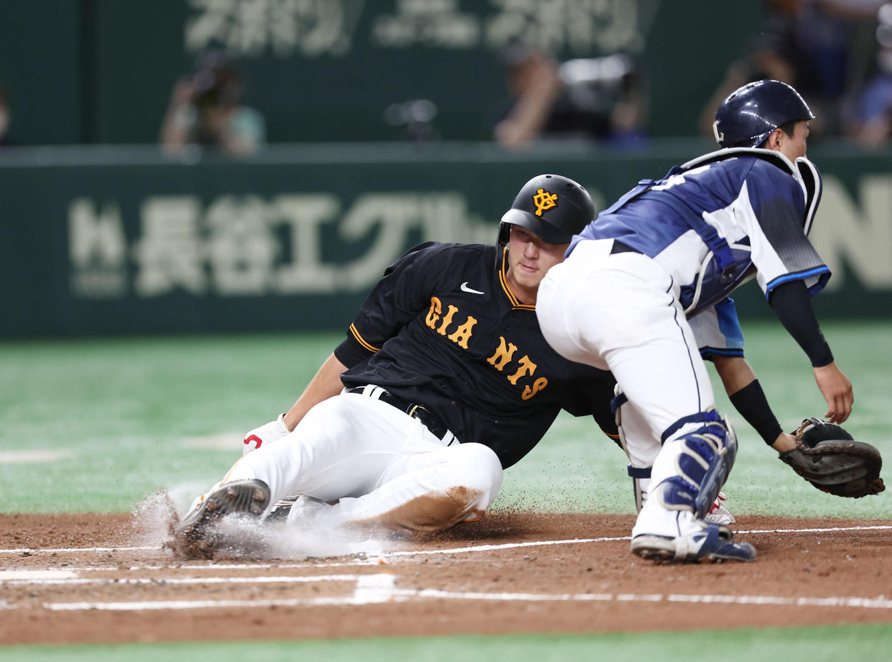 巨人対西武　3回裏巨人2死一塁、岡本和が先制左適時二塁打を放つ間に生還する秋広（撮影・宮地輝）
