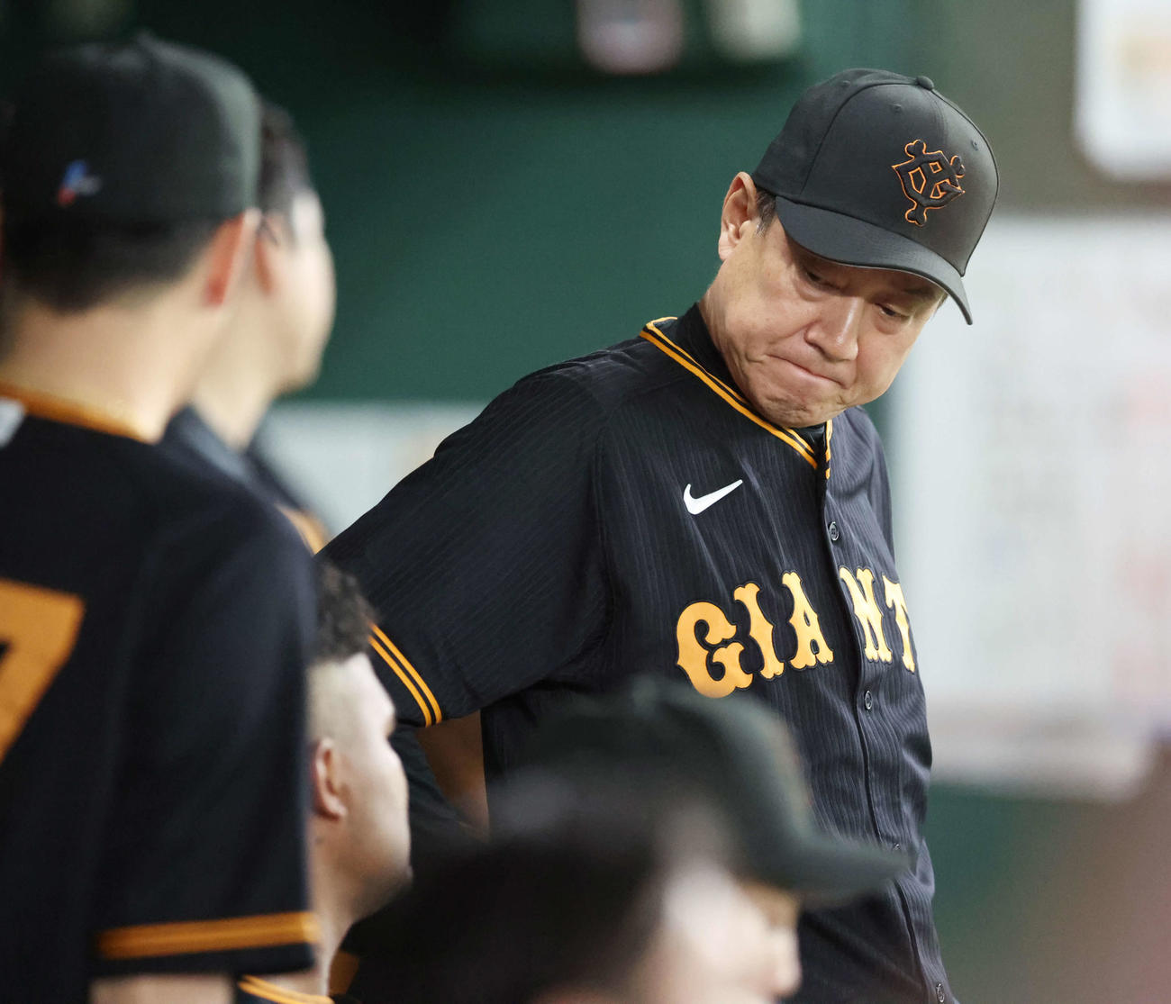 巨人対西武　巨人メンデスと話す原監督（撮影・宮地輝）