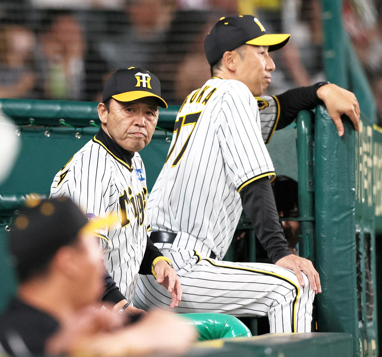 阪神対オリックス　9回裏阪神1死一、二塁、岡田監督（左）は代打佐藤輝を告げにベンチを動く（撮影・上山淳一）