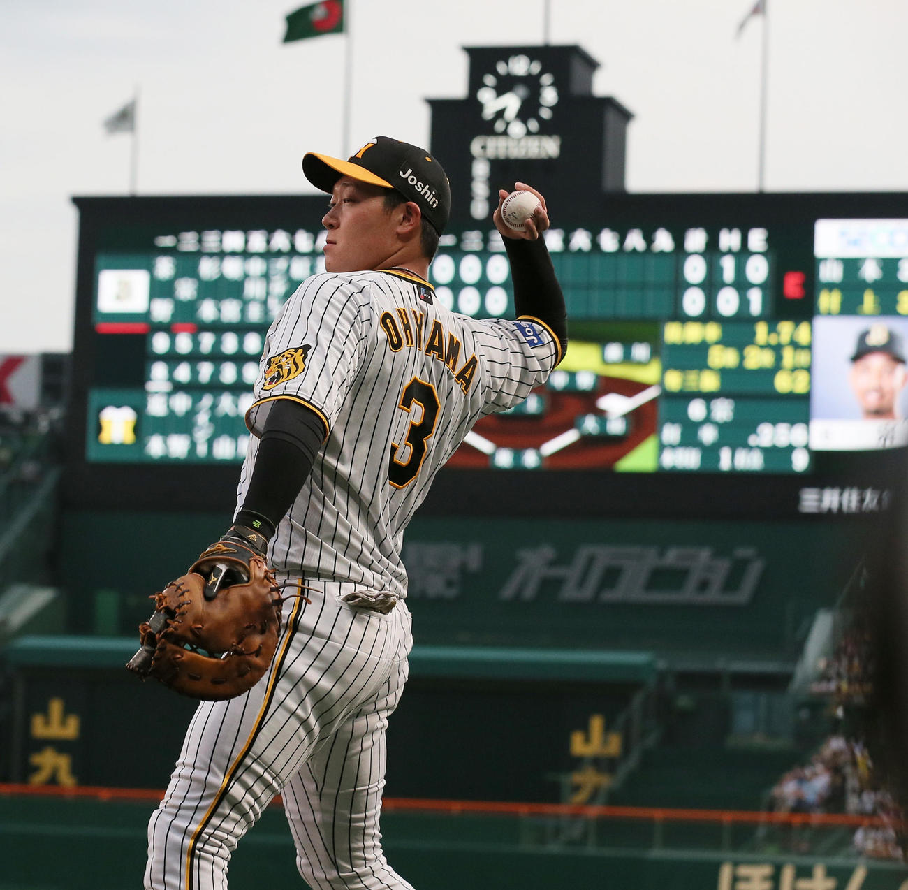 阪神対オリックス　4回表オリックス無死、一塁手大山は宗のゴロをファンブルする（撮影・上山淳一）