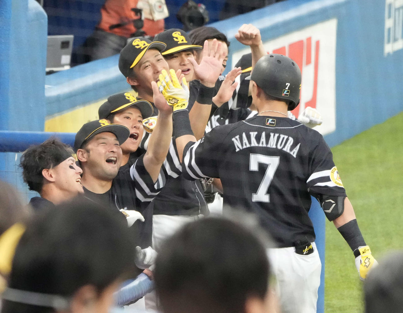 ヤクルト対ソフトバンク　1回表ソフトバンク無死、中村晃（右）は右越えに先制の先頭打者本塁打を放ちベンチのナインの祝福を受ける（撮影・小沢裕）
