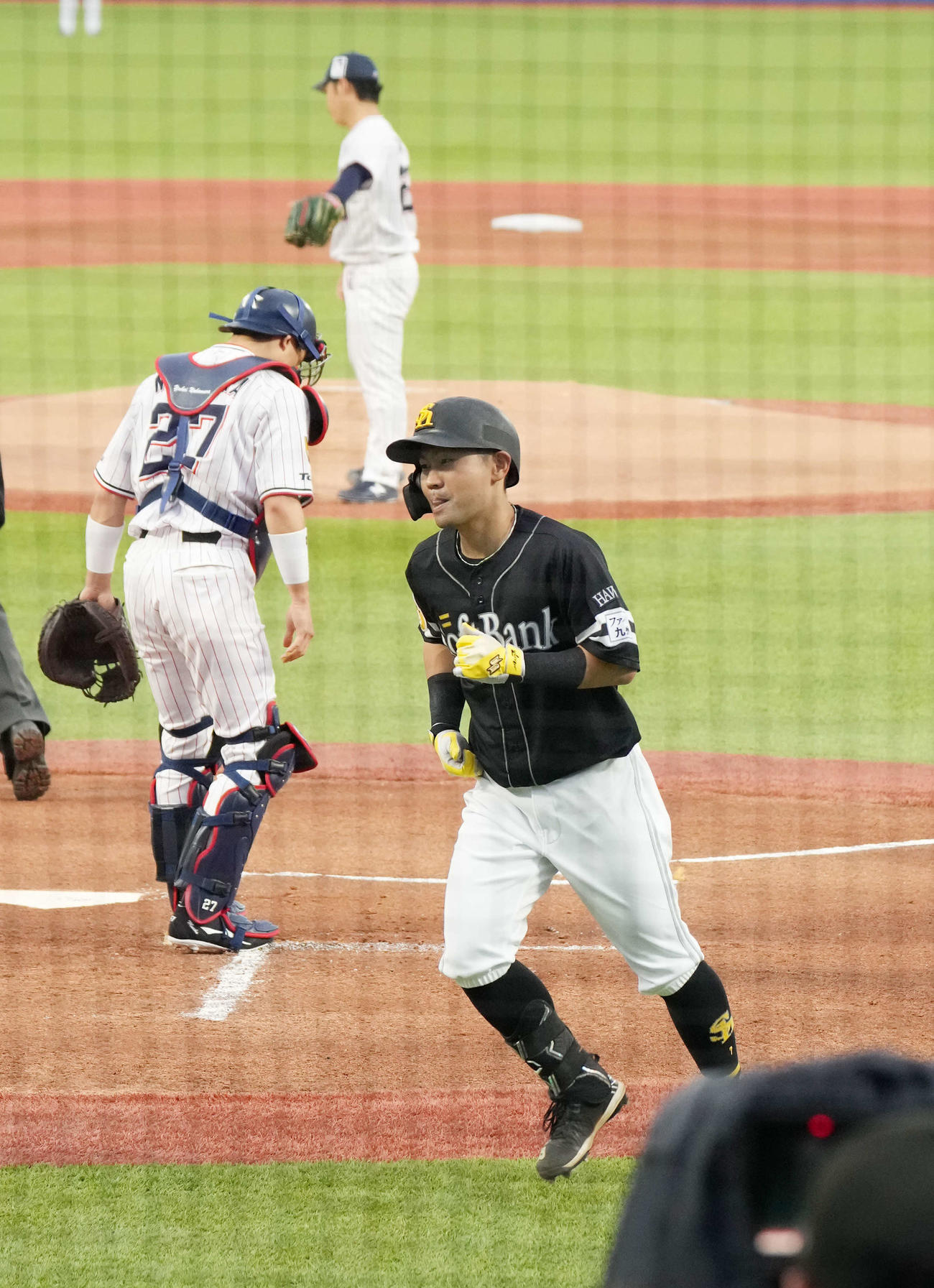 ヤクルト対ソフトバンク　1回表ソフトバンク無死、中村晃（手前右）は右越えに先制の先頭打者本塁打を放つ（撮影・小沢裕）