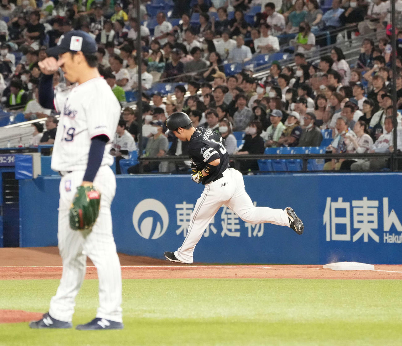 ヤクルト対ソフトバンク　5回表ソフトバンク1死一塁、近藤はヤクルト先発の小川（左）から左越えに2点本塁打を放つ（撮影・小沢裕）