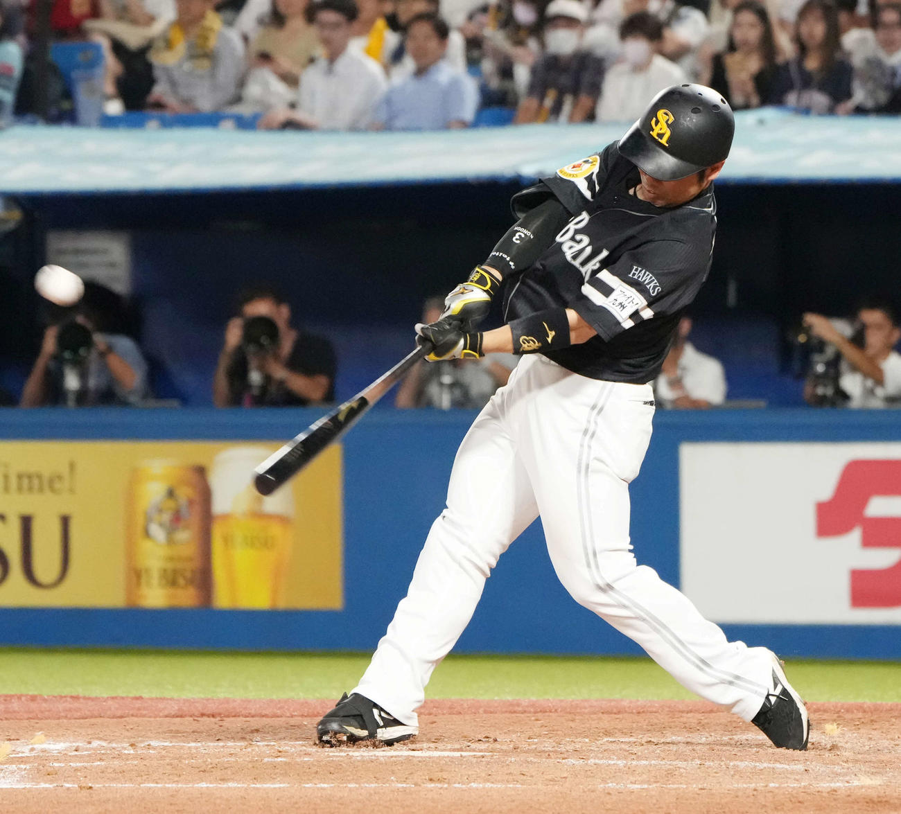 ヤクルト対ソフトバンク　5回表ソフトバンク1死一塁、近藤は左越えに2点本塁打を放つ（撮影・小沢裕）