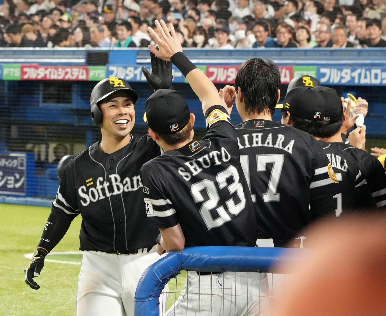 ヤクルト対ソフトバンク　5回表ソフトバンク1死一塁、近藤（左）は左越えに2点本塁打を放ちベンチのナインの祝福を受ける（撮影・小沢裕）