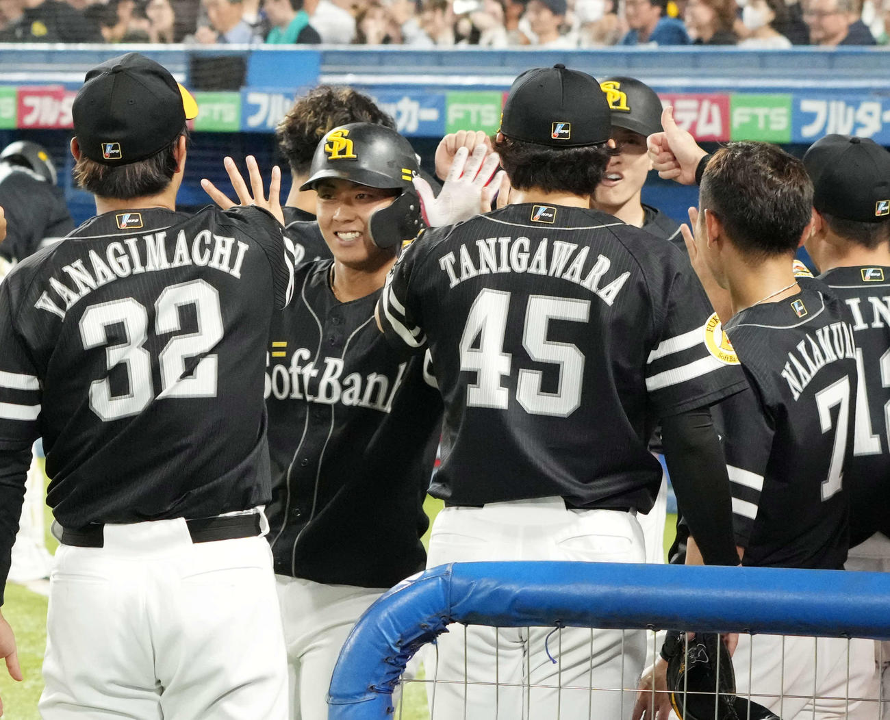 ヤクルト対ソフトバンク　7回表ソフトバンク1死二塁、今宮（左から2人目）は左越えに22点本塁打を放ちベンチのナインの祝福を受ける（撮影・小沢裕）