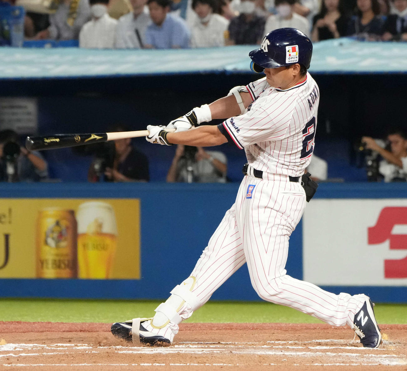 ヤクルト対ソフトバンク　6回裏ヤクルト1死、青木は右越えにソロ本塁打を放つ（撮影・小沢裕）
