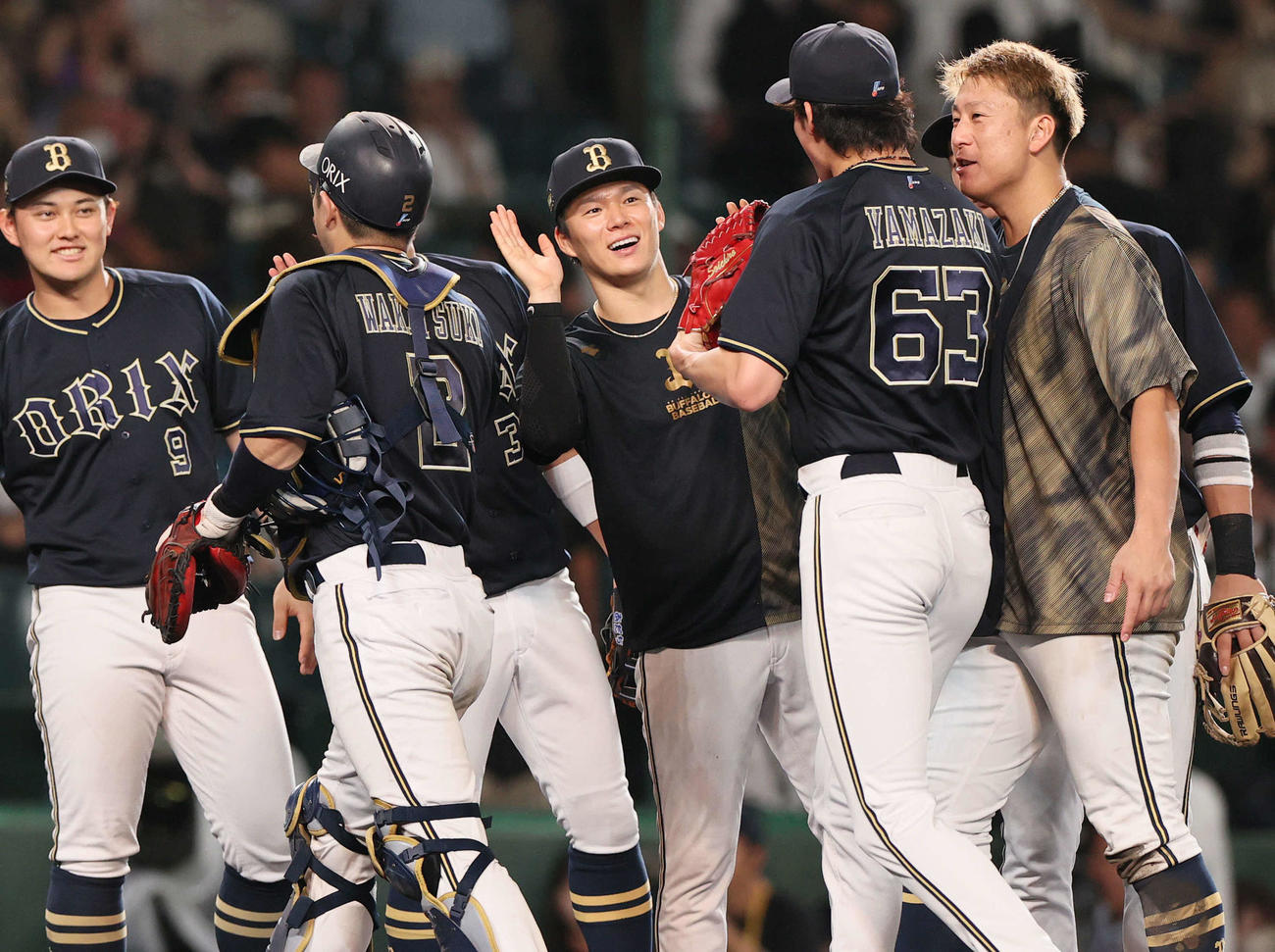 阪神対オリックス　阪神に勝利した山本（中央）は試合を締めた山崎颯を笑顔で迎える（撮影・上山淳一）