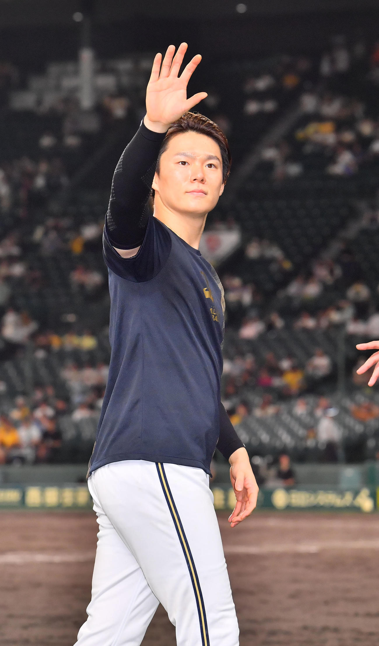 阪神対オリックス　8回を無失点に抑えたオリックス山本はファンの声援に手を振って応える（撮影・和賀正仁）