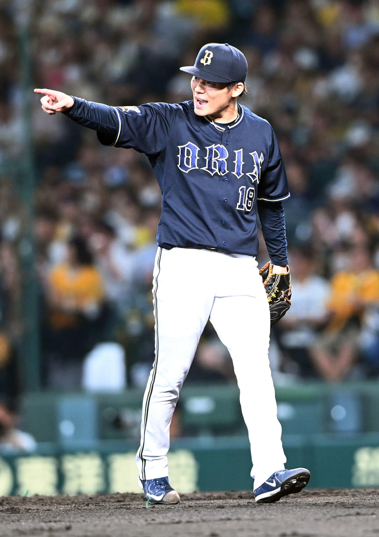 阪神対オリックス　7回裏阪神2死満塁、木浪を遊ゴロに打ち取り、野手を指さす山本（撮影・和賀正仁）