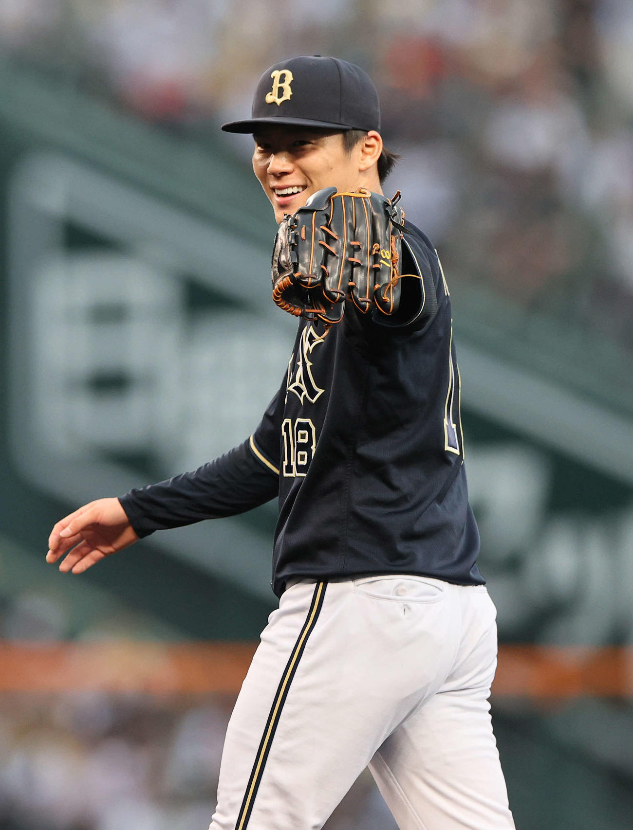 阪神対オリックス　2回裏阪神1死、山本は前川の一ゴロを好捕した頓宮に向け笑顔でグラブを指す（撮影・上山淳一）