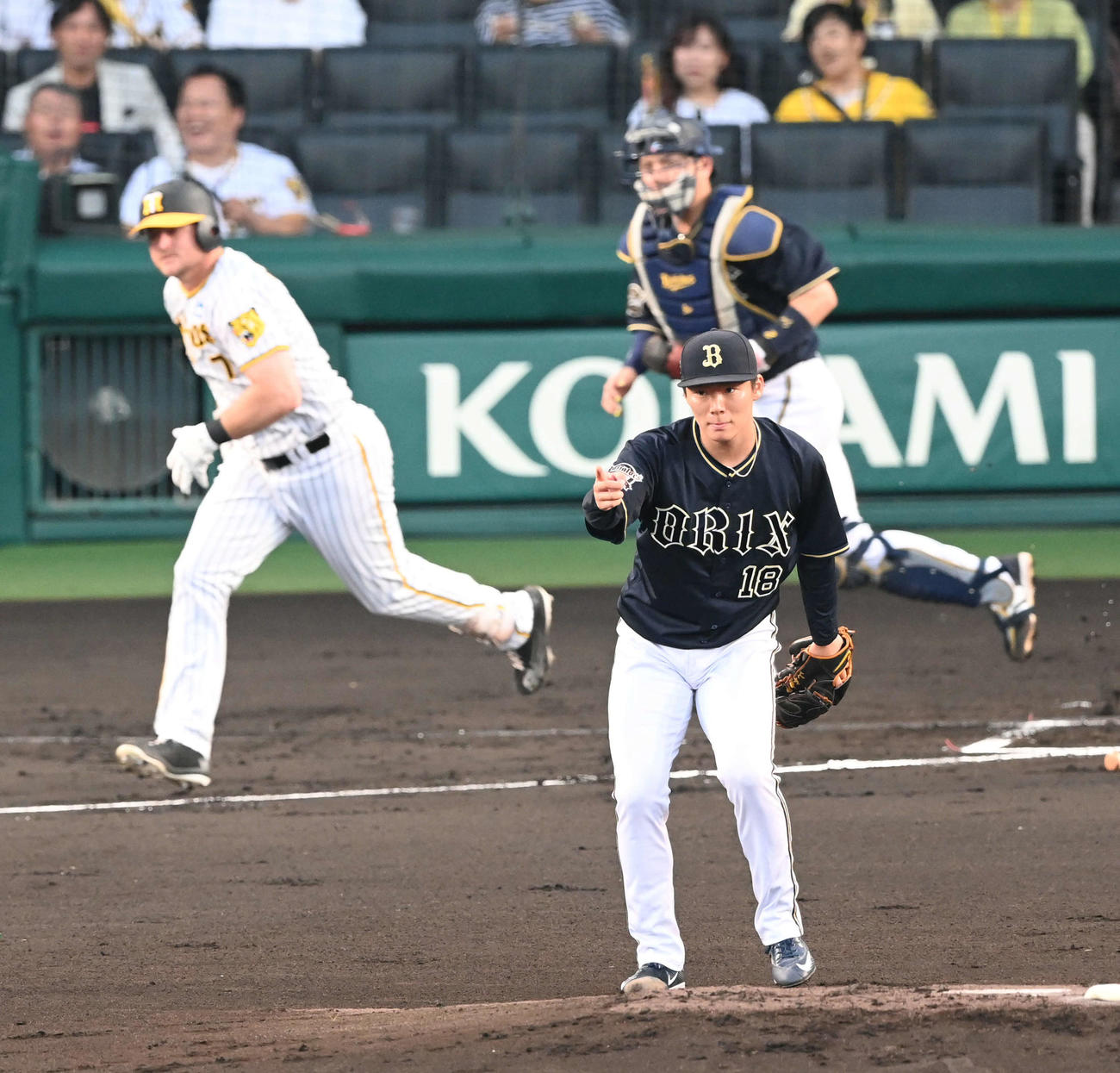 阪神対オリックス　1回裏阪神2死、ノイジー（左）を二ゴロに打ち取るオリックス先発の山本（撮影・前岡正明）