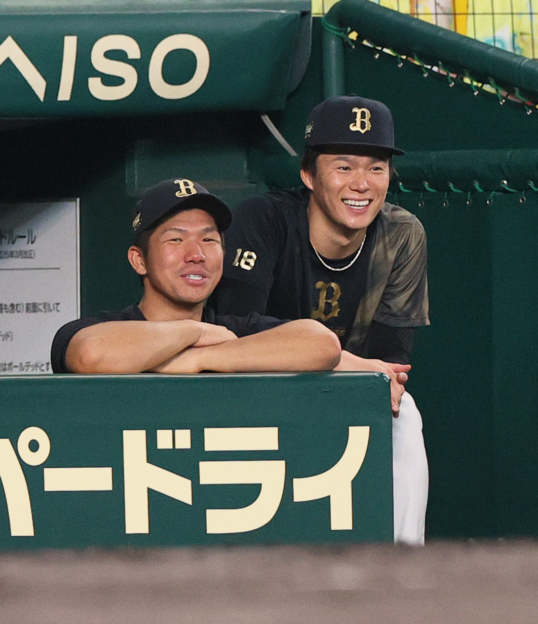 阪神対オリックス　9回裏、ベンチで笑顔を見せるオリックス山本（右）と頓宮（撮影・上山淳一）