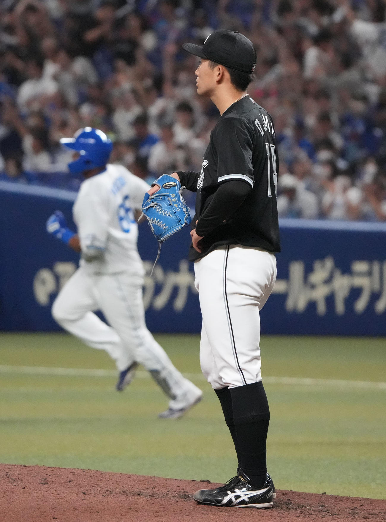 中日対ロッテ　6回裏中日無死、ビシエドに本塁打を打たれた小島（右）（撮影・森本幸一）