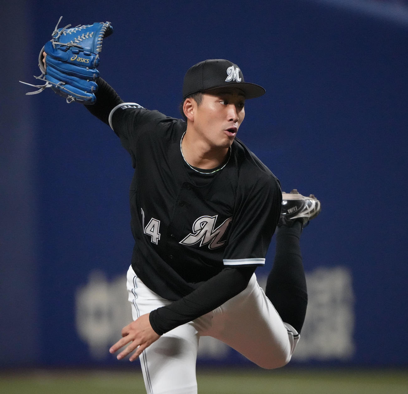中日対ロッテ　1回裏、登板するロッテ先発の小島（撮影・森本幸一）