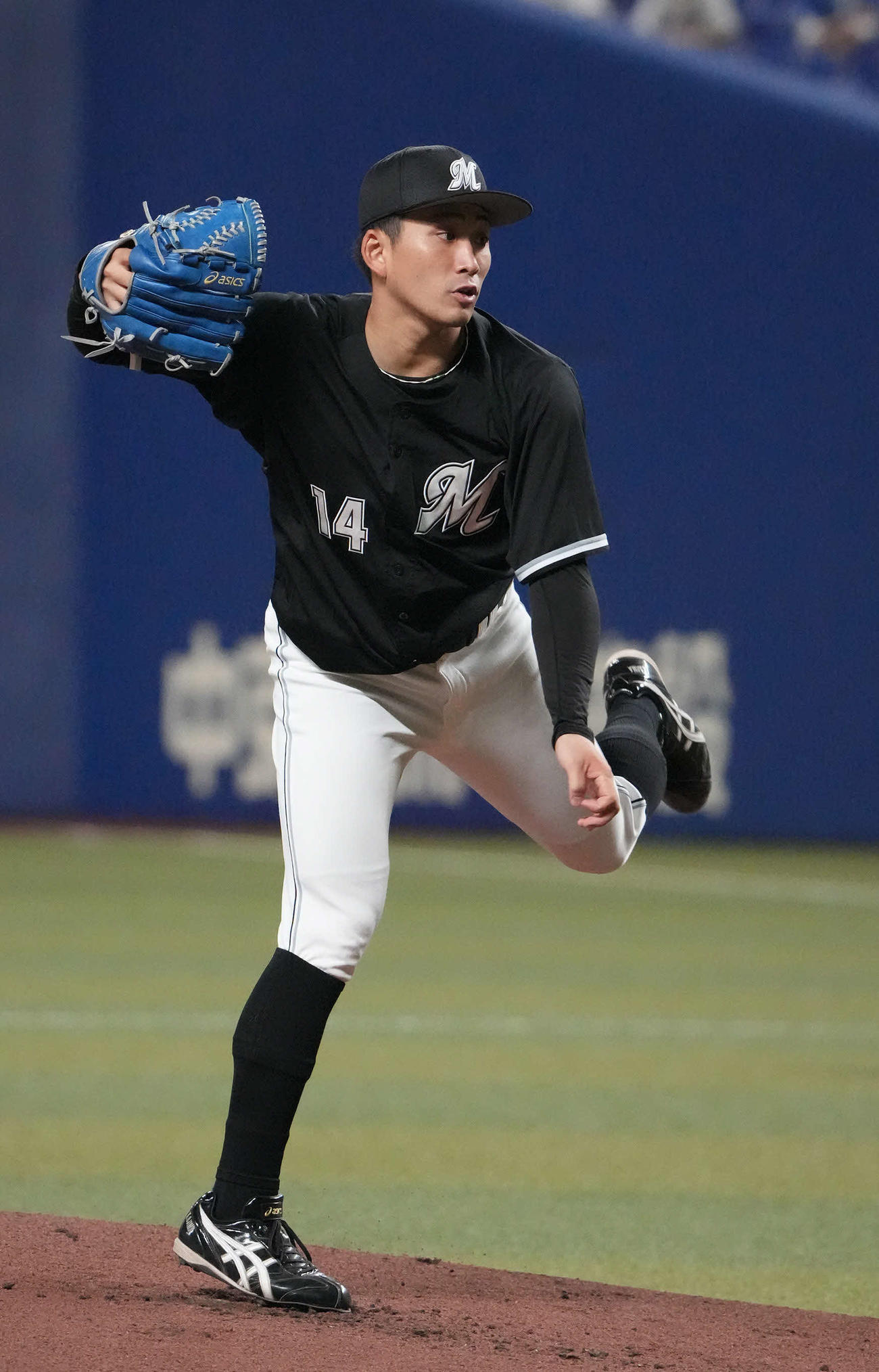 中日対ロッテ　ロッテ先発の小島（撮影・森本幸一）
