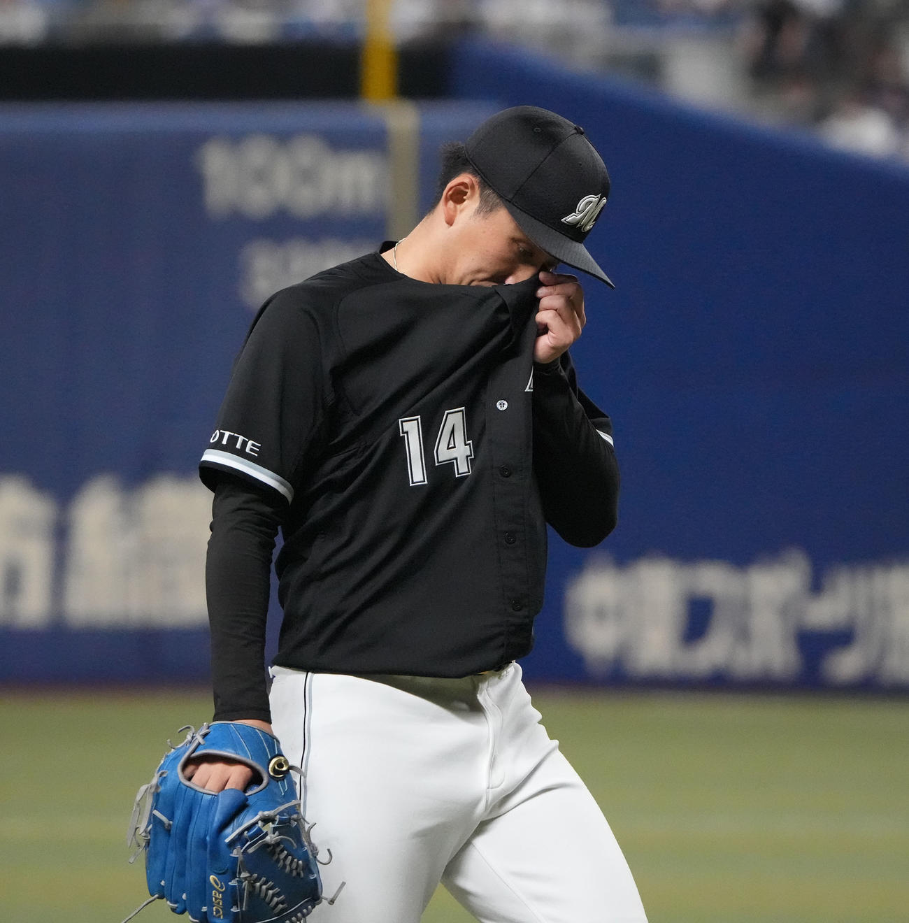中日対ロッテ　2回終了、汗を拭きながらベンチへ戻る小島（撮影・森本幸一）