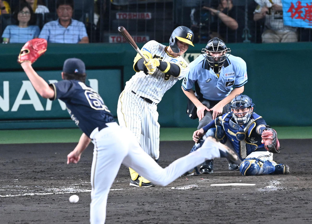 阪神対オリックス　9回裏阪神1死一、二塁、代打佐藤輝は二ゴロに倒れる。投手山崎颯（撮影・前岡正明）