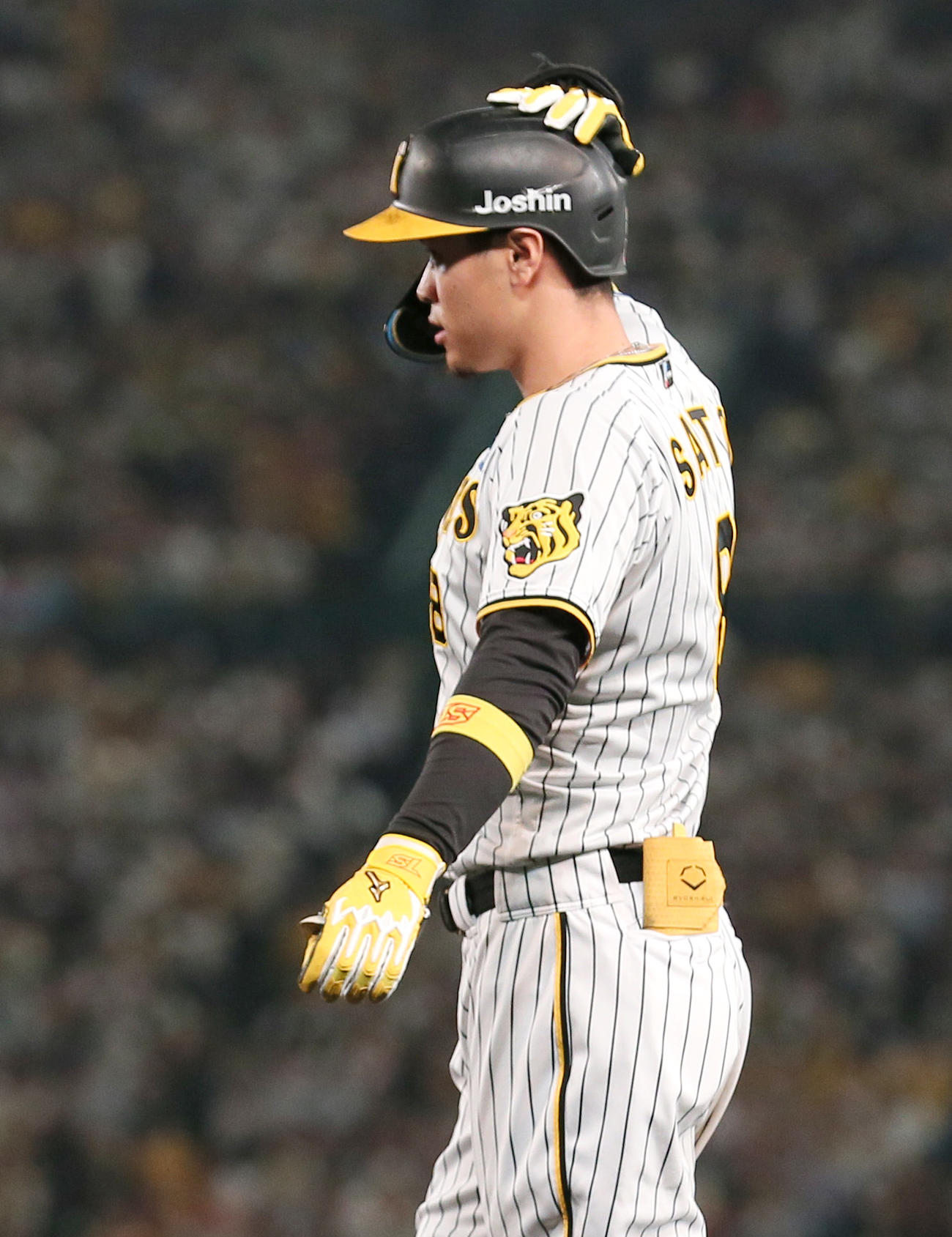 阪神対オリックス　9回裏阪神1死一、二塁、代打佐藤輝は二ゴロに倒れる（撮影・上山淳一）