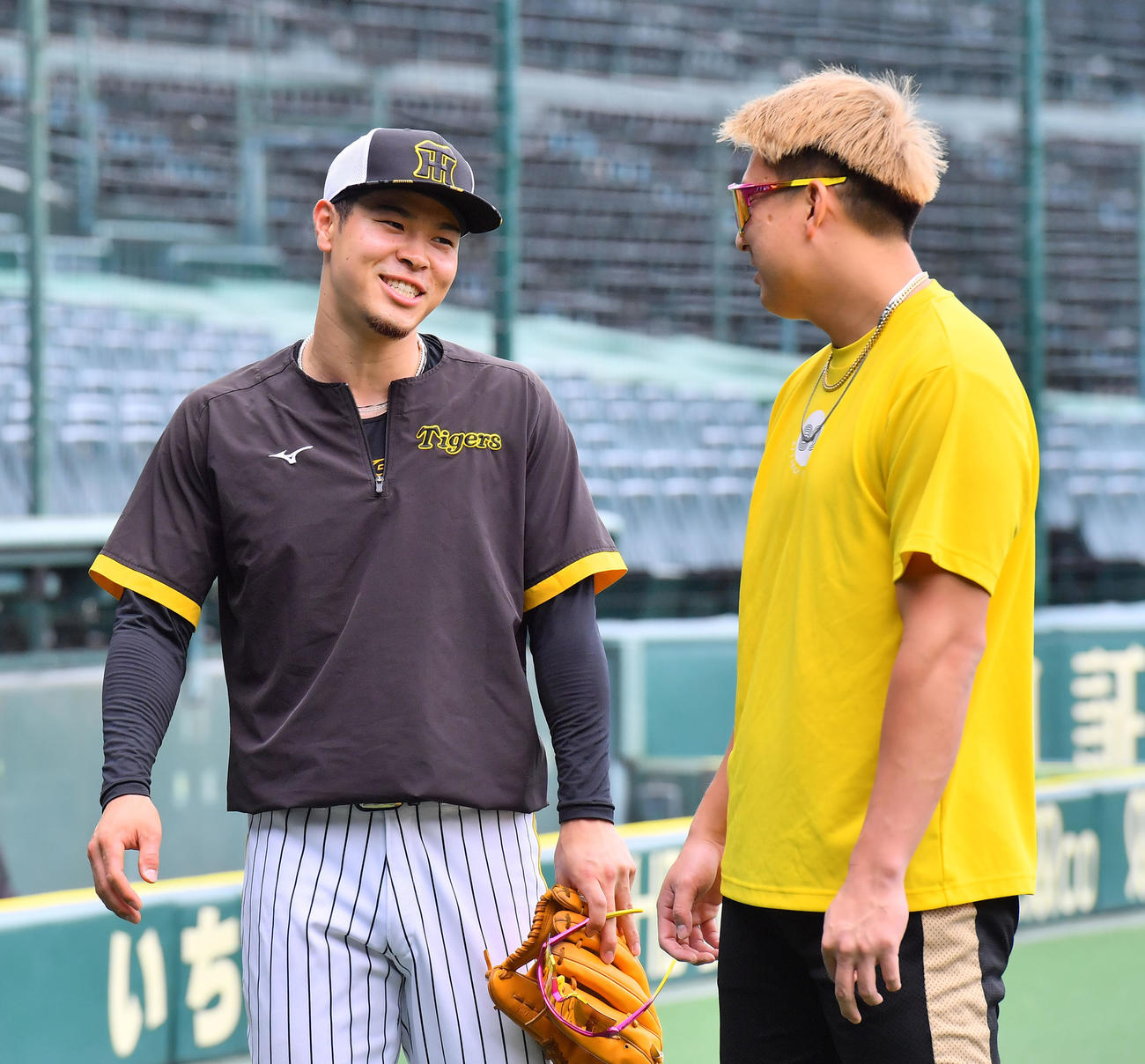阪神対オリックス　練習開始前、杉本（右）と話す阪神佐藤輝（撮影・和賀正仁）