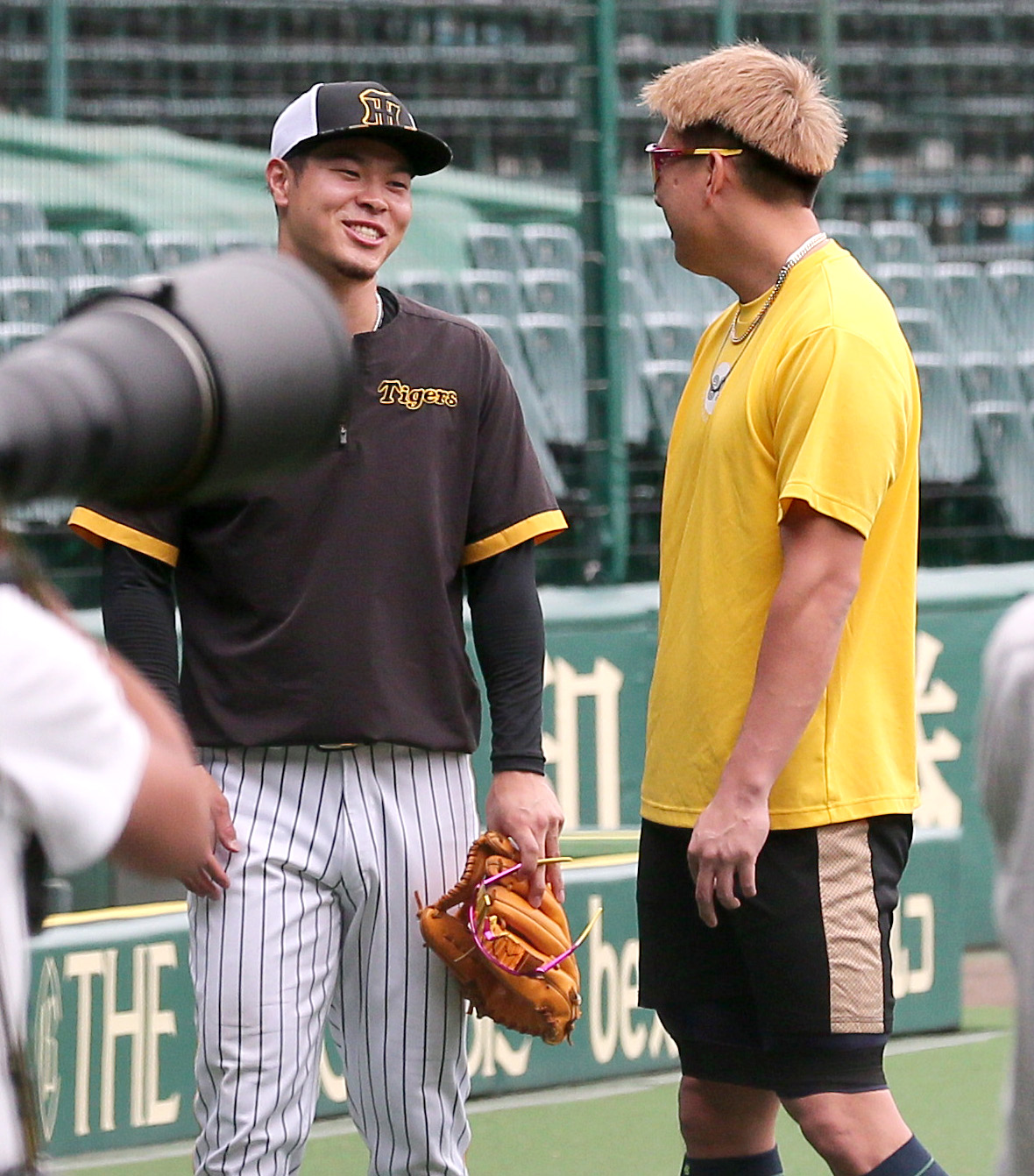 阪神対オリックス　試合前、笑顔で話す阪神佐藤輝（左）とオリックス杉本（撮影・上山淳一）