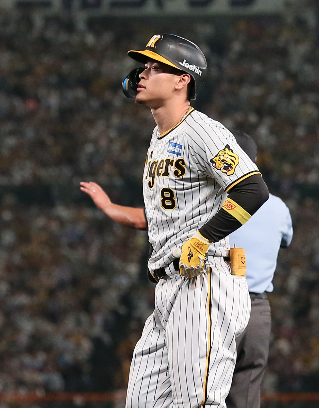 阪神対オリックス　9回裏阪神1死一、二塁、代打佐藤輝は二ゴロに倒れる（撮影・上山淳一）