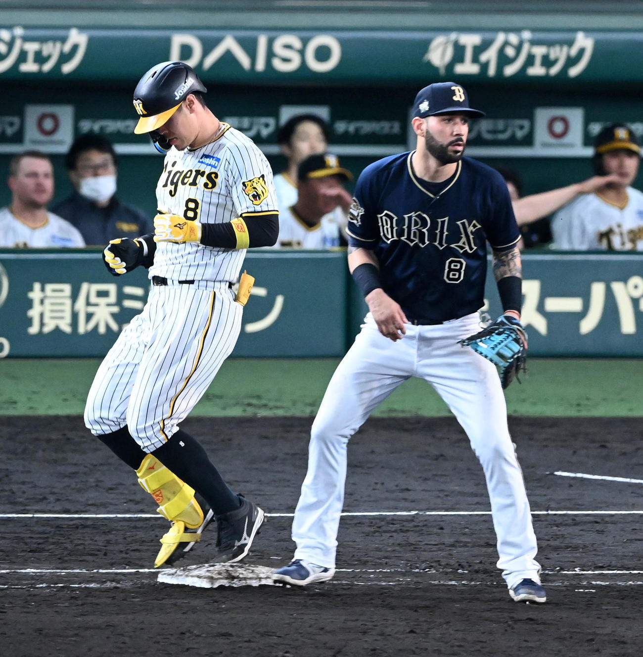 阪神対オリックス　9回裏阪神1死一、二塁、代打佐藤輝は二ゴロに倒れる。野手ゴンザレス（撮影・前岡正明）