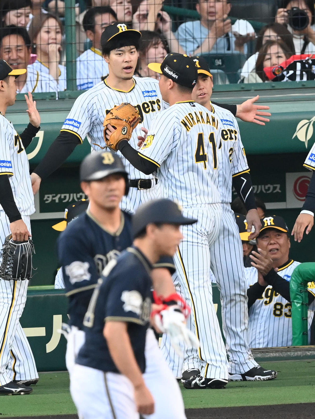 阪神対オリックス　1回、ベンチ前で先発の村上を迎える佐藤輝（撮影・前岡正明）