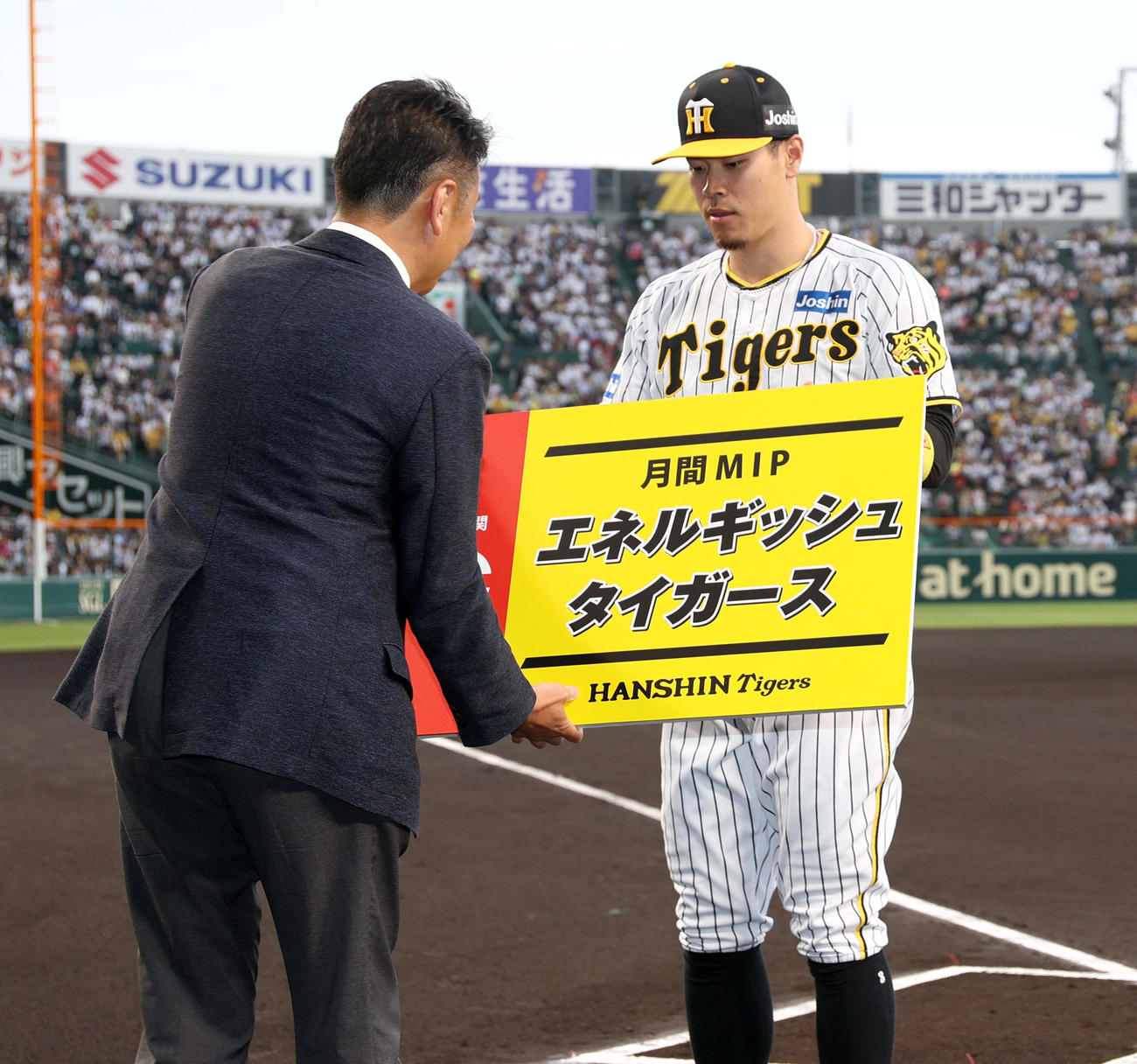 阪神対オリックス　試合前、日刊スポーツ制定の月間MIPエネルギッシュタイガースを受賞する佐藤輝（撮影・上山淳一）