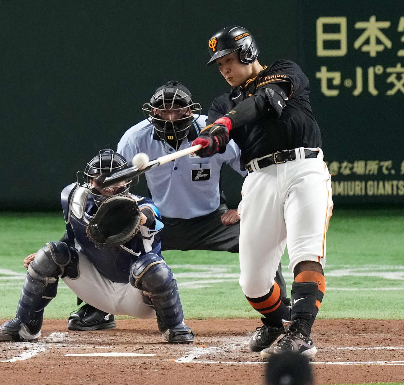巨人対西武　3回裏巨人2死一塁、左適時二塁打を放つ岡本和（撮影・横山健太）