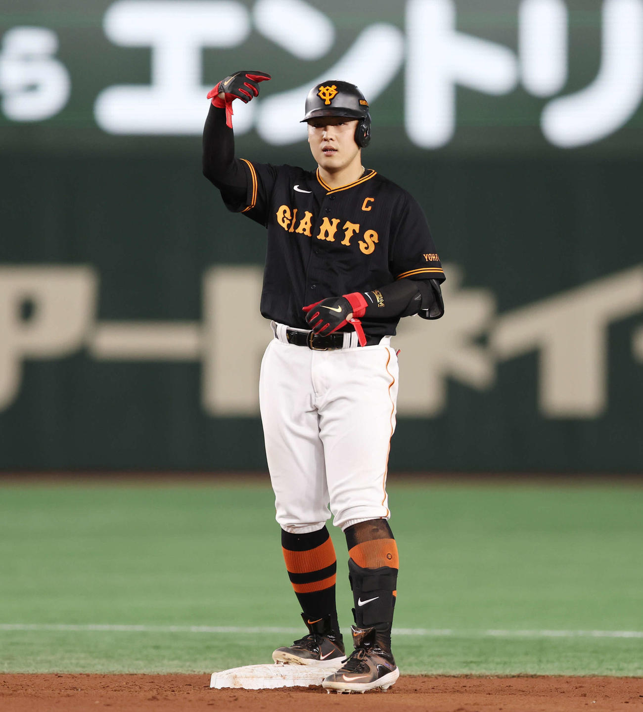 巨人対西武　3回裏巨人2死一塁、先制左適時二塁打を放ち、ベンチにポーズをする岡本和（撮影・宮地輝）