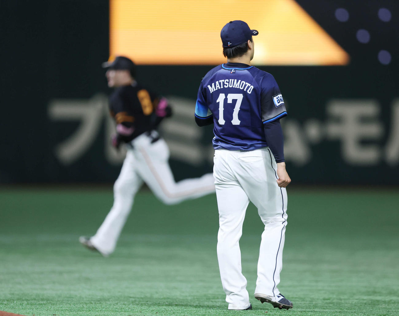 巨人対西武　4回裏巨人1死、丸（後方）に中越えソロ本塁打を浴びる松本（撮影・宮地輝）