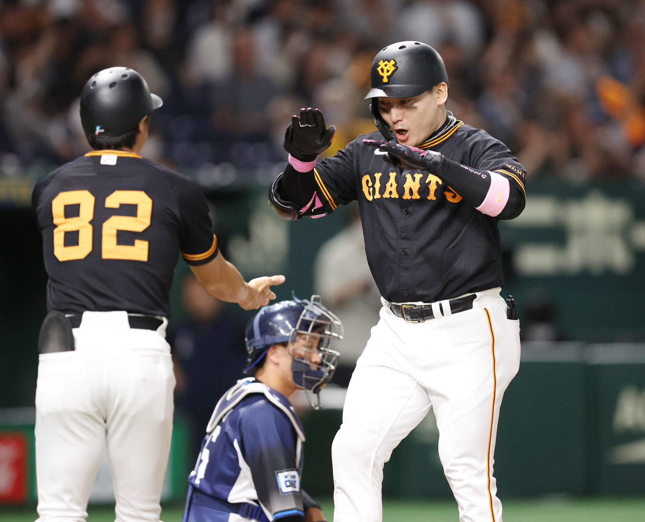 巨人対西武　4回裏巨人1死、中越えソロ本塁打を放ち、鈴木外野守備兼走塁コーチ（左）とタッチを交わす丸（撮影・宮地輝）