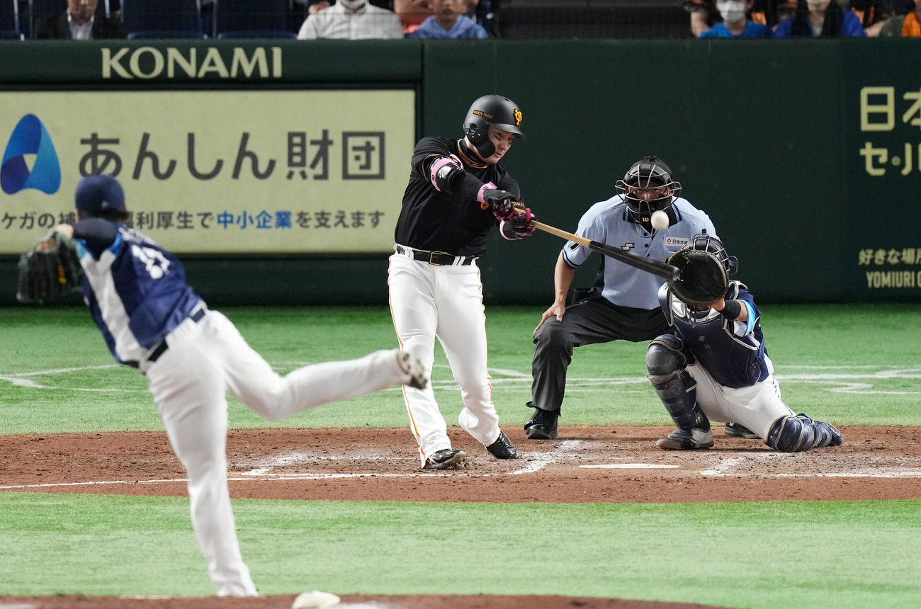 巨人対西武　4回裏巨人1死、中越え本塁打を放つ丸。投手松本（撮影・横山健太）