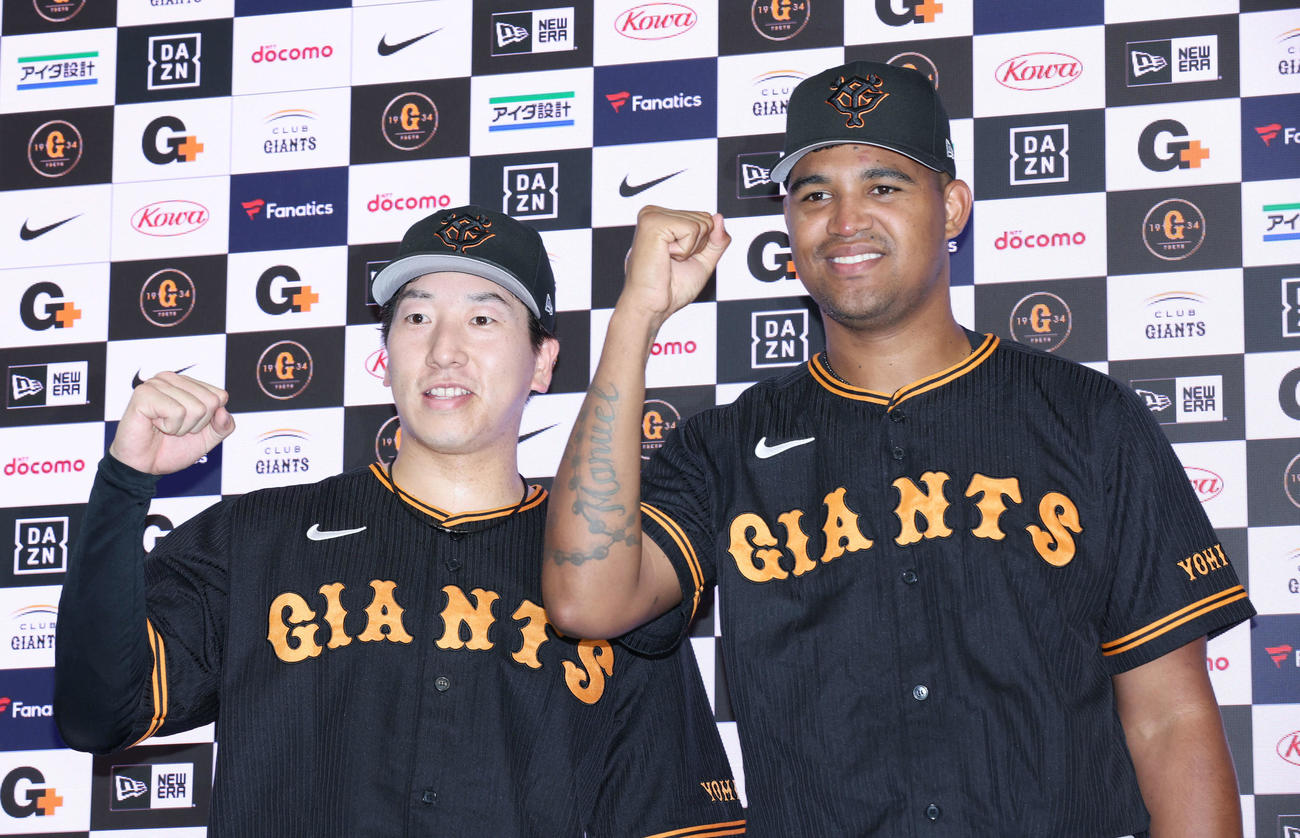巨人対西武　勝利し、笑顔でガッツポーズする巨人大勢（左）とメンデス（撮影・宮地輝）